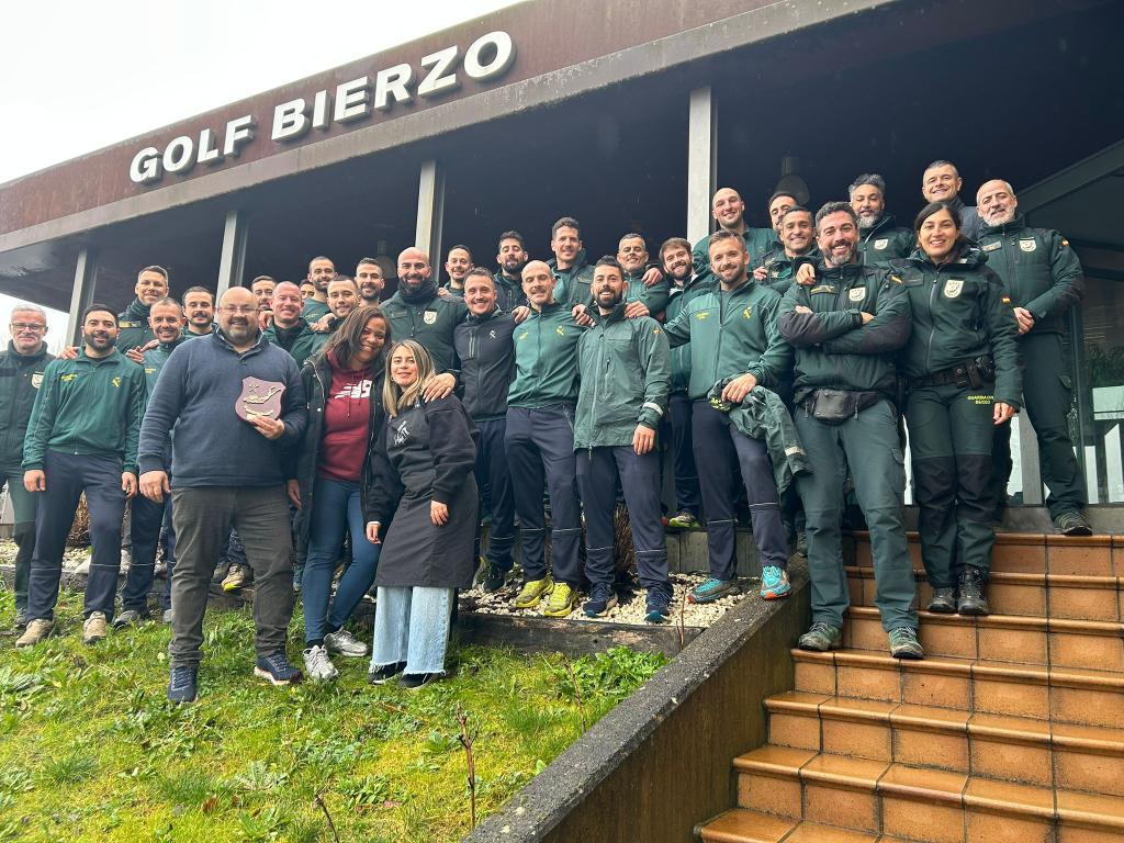 Grupo de especialistas en actividades subacuáticas de la Guardia Civil en el Restaurante Golf Bierzo.
