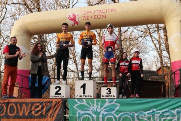 Corredores del Aguzo MTB en el podio de Bembibre tras la competición