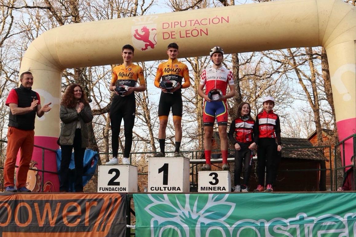 Corredores del Aguzo MTB en el podio de Bembibre tras la competición