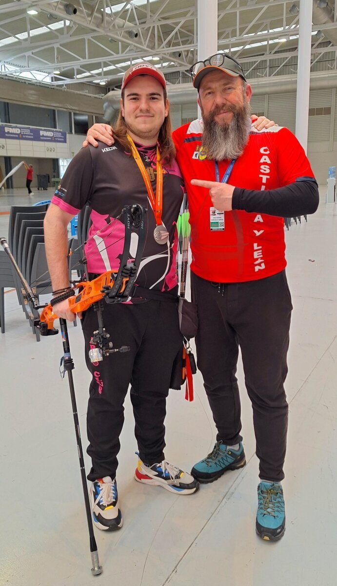 Héctor González y entrenador en campeonato de tiro con arco