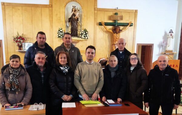 Miembros de la Hermandad del Cristo de la Redención en reunión