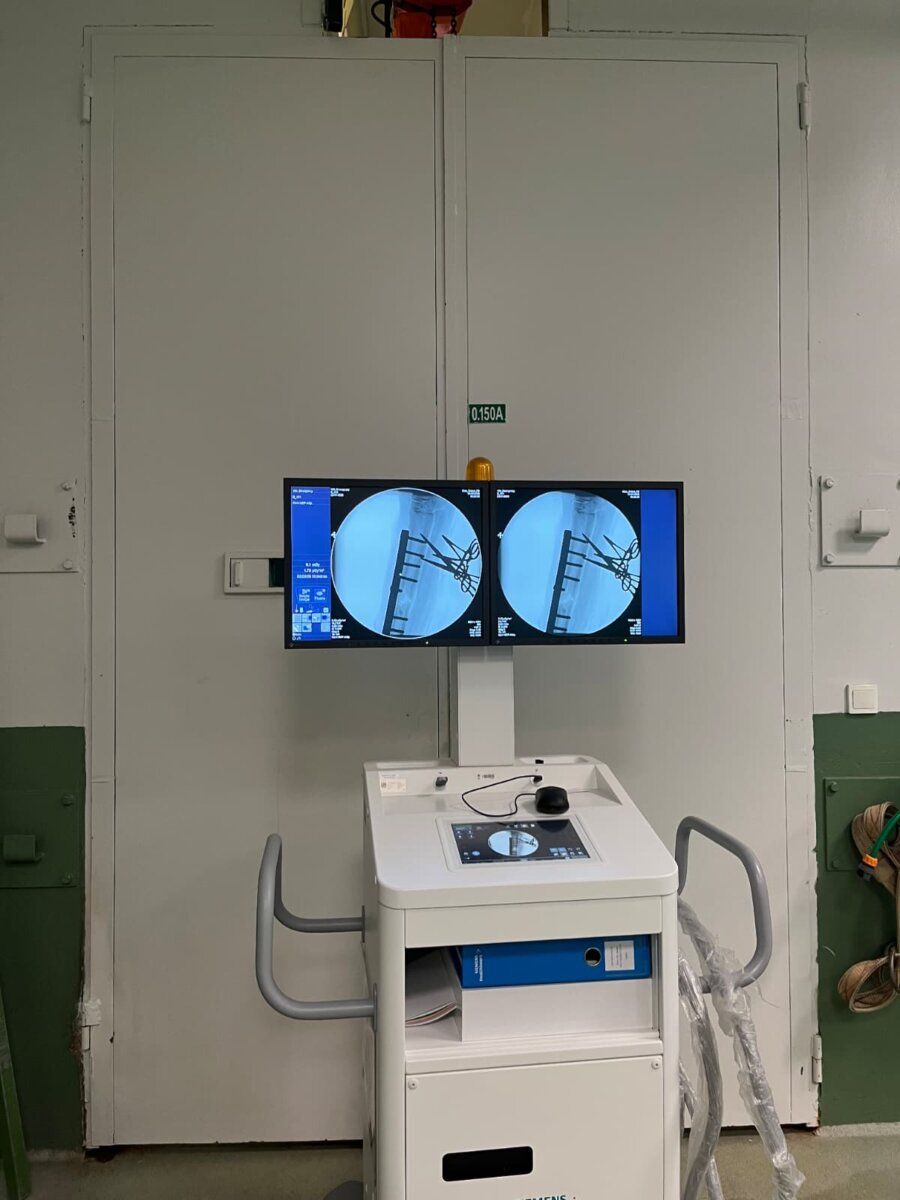 Equipo médico utilizado en la cirugía de un burro en el hospital veterinario