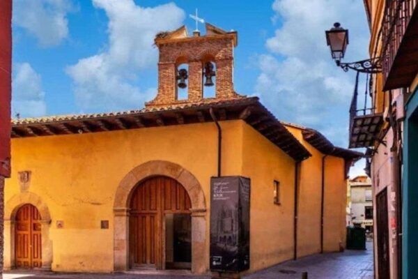 Iglesia de San Salvador de Palat del Rey en León, España, con su fachada amarilla