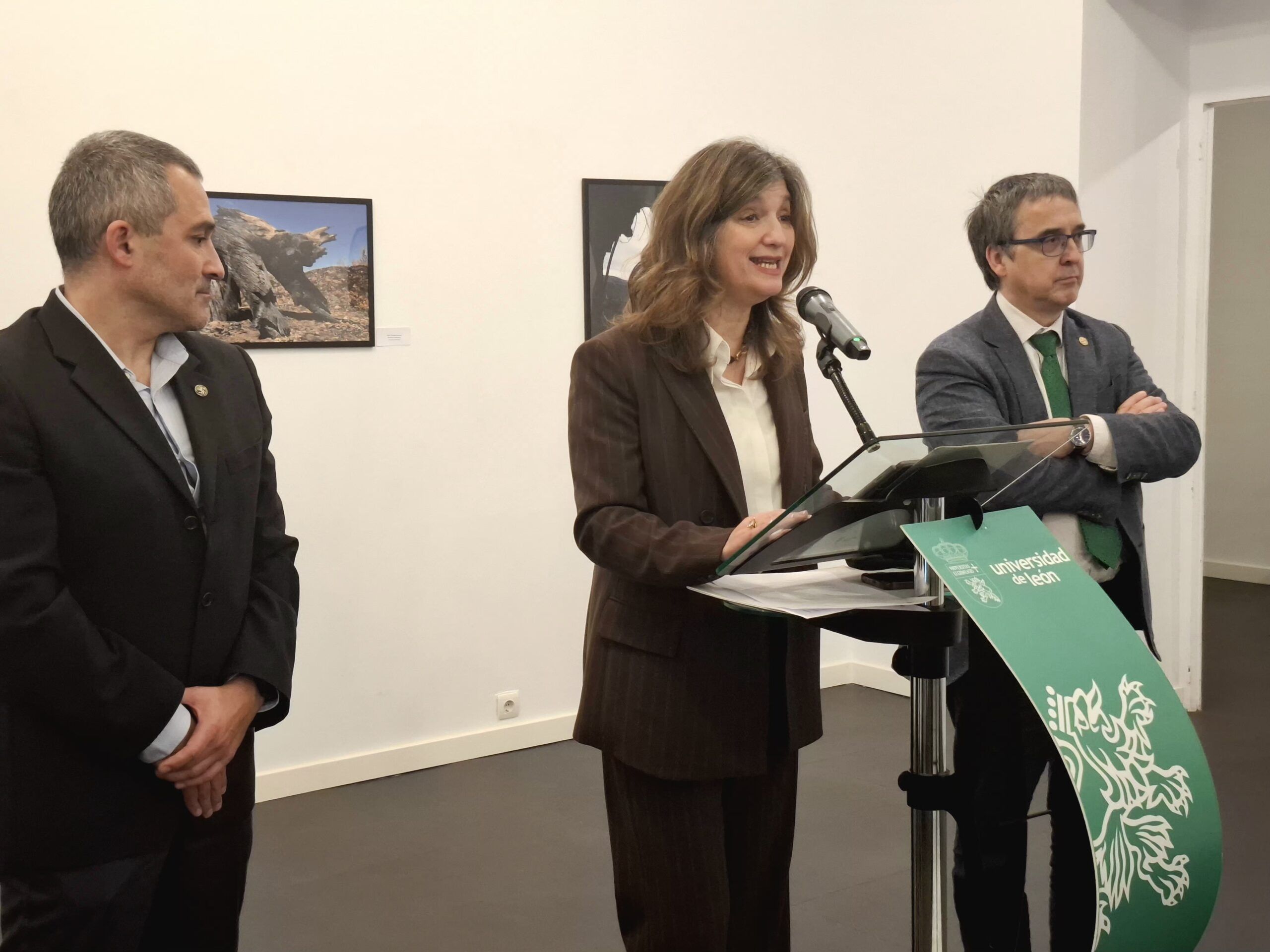 Inauguración de la exposición sobre incendios en León con oradores