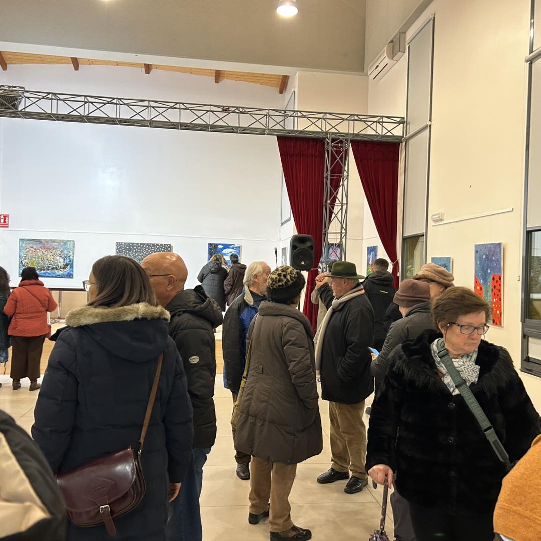 Asistentes en la inauguración de la exposición 'Puertas' en Arganza