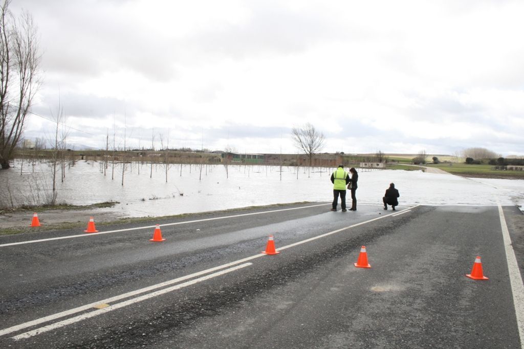 Personas observando una carretera inundada en Castilla y León