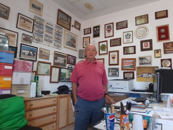 José Antonio González Alonso en su oficina rodeado de recuerdos deportivos