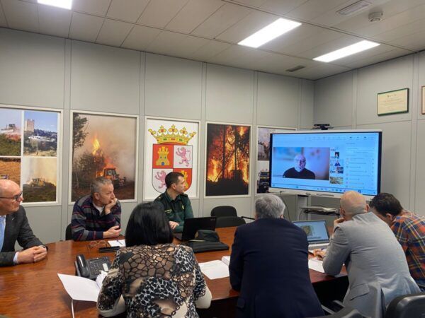 Reunión de la Junta sobre el INUNCYL en León con participantes y pantalla