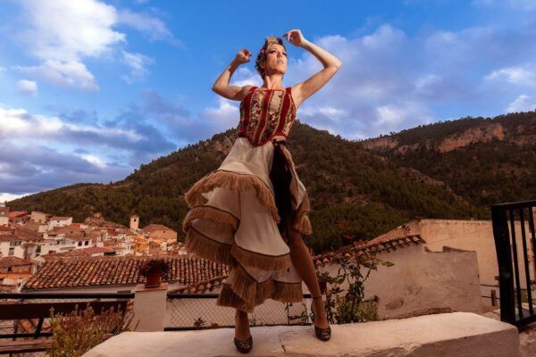 Karmento actuando en el Teatro Bergidum con un vestido tradicional.