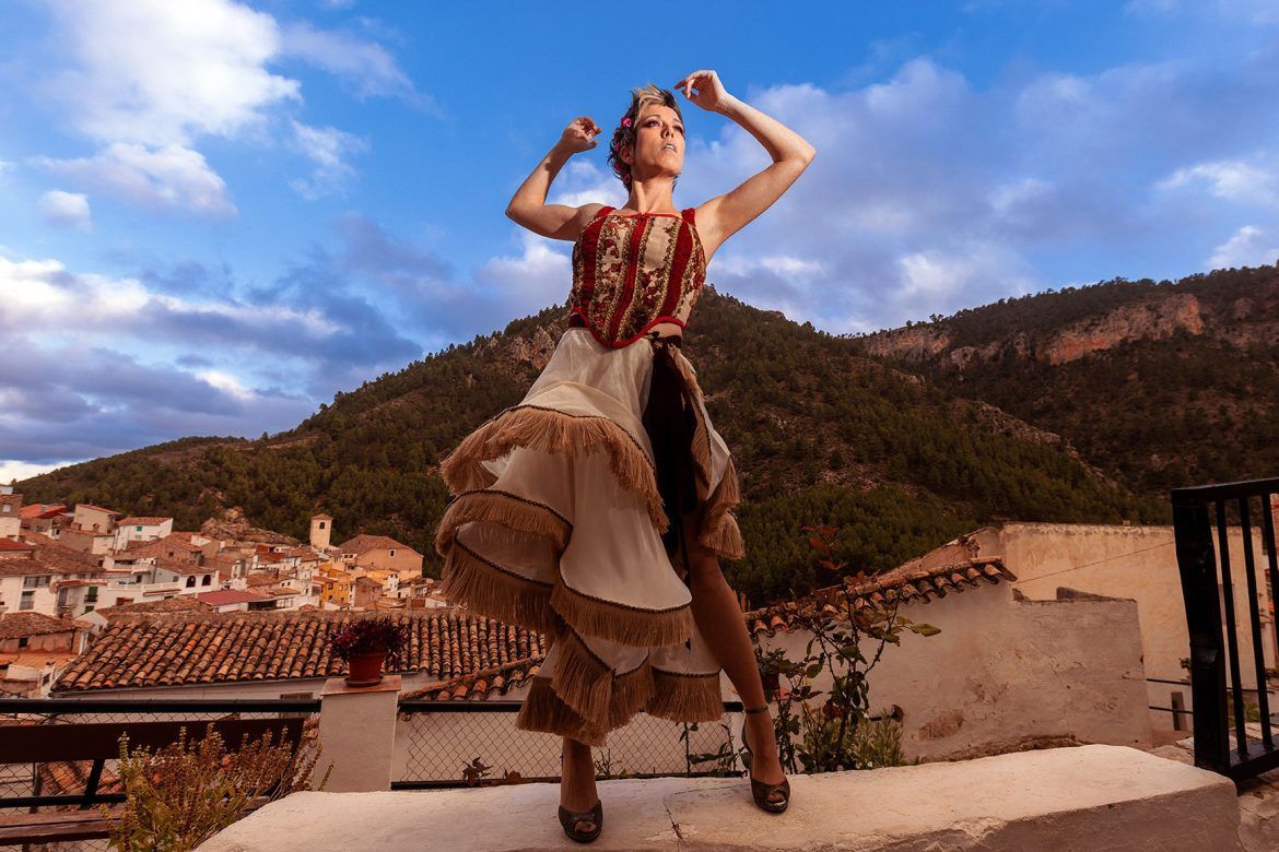 Karmento actuando en el Teatro Bergidum con un vestido tradicional.