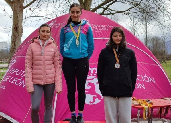 Lara Pérez y campeonas provinciales de atletismo en podio