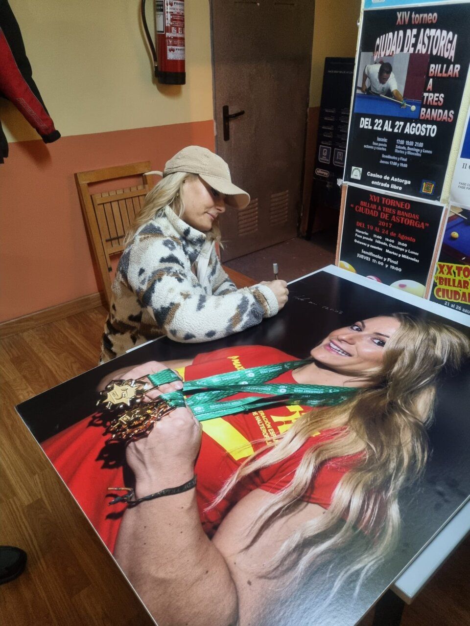 Lidia Valentín firmando autógrafos en el Club Billar Ponferrada