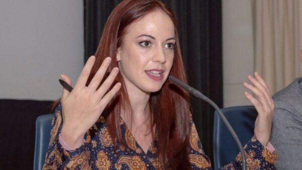 Lorena González, portavoz de Podemos, hablando sobre licencias de apertura en Ponferrada