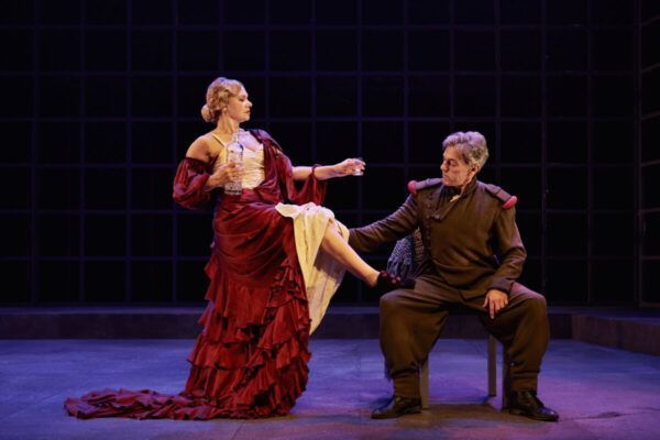 Escena de la obra Los cuernos de Don Friolera en el Teatro Bergidum