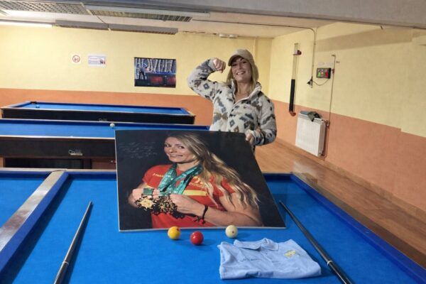 Lidia Valentín mostrando una fotografía firmada en el Club Billar Ponferrada