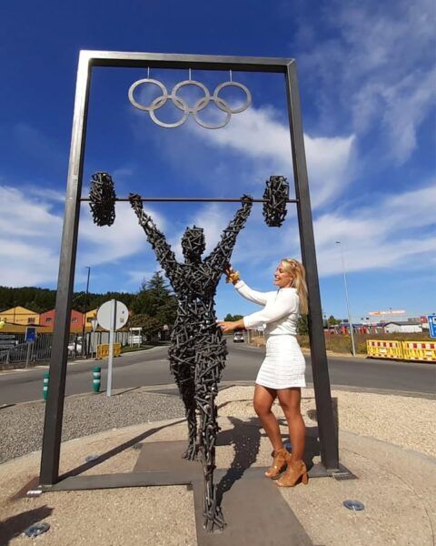 Lydia Valentín junto a una escultura de halterofilia en su cumpleaños