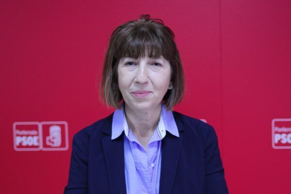 Mabel Fernández, candidata del PSOE, en un fondo rojo
