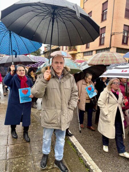 Luis Carballo en manifestación por mejoras en el Centro de Salud de Toreno