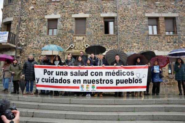 Vecinos de Toreno protestan por la mejora de la sanidad rural con pancarta.