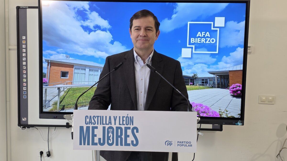 Alfonso Fernández Mañueco durante su visita al Centro Alzheimer en El Bierzo
