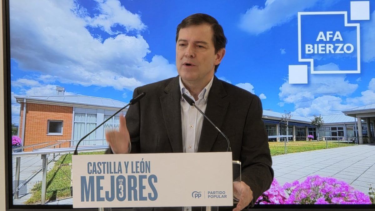 Alfonso Fernández Mañueco hablando en un evento en El Bierzo
