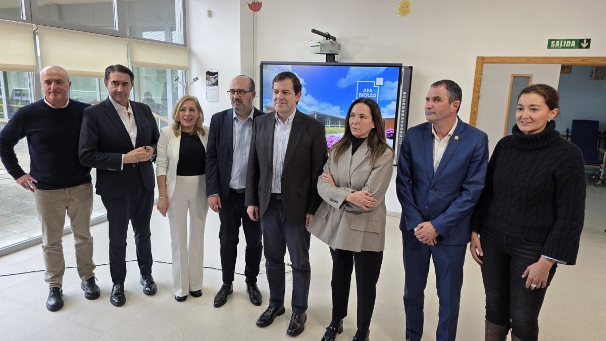 Alfonso Fernández Mañueco y otros asistentes en el Centro Alzheimer Bierzo