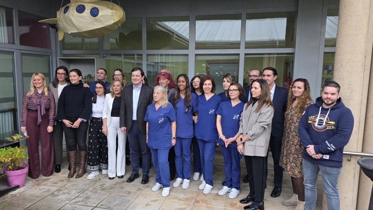 Alfonso Fernández Mañueco con profesionales del Centro Alzheimer en El Bierzo