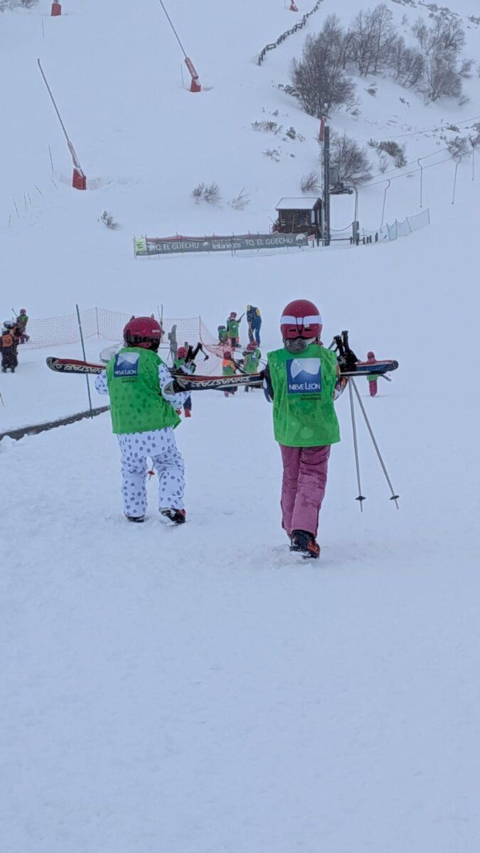 Niños esquivando en la nieve con esquís y cascos