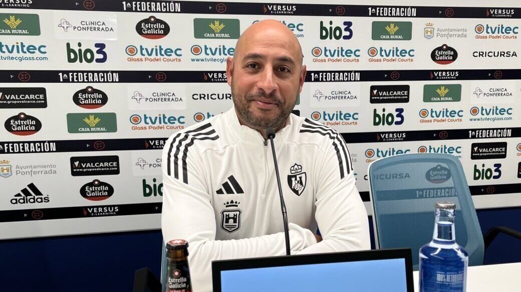 Mehdi Nafti en rueda de prensa con bebidas en la mesa