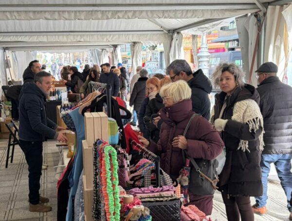 Vista del mercado de invierno con artesanos y productos locales en Ponferrada
