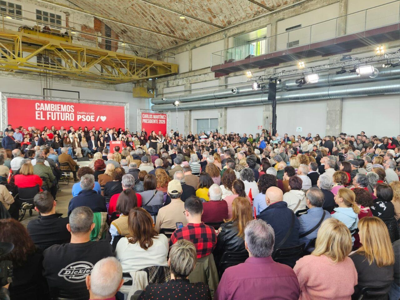 Multitud en un mitin del PSOE en Ponferrada con Carlos Martínez