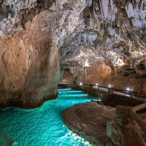 Interior de las cuevas de las Montañas de León con agua cristalina.