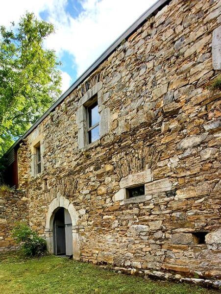 Vista del Monasterio de San Pedro de Montes con su arquitectura de piedra
