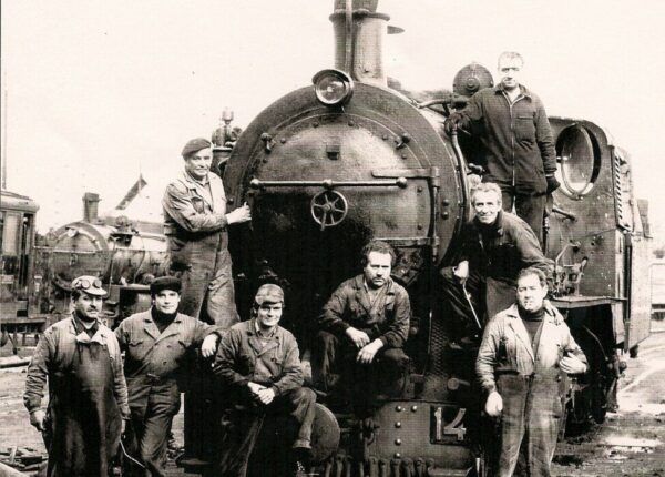 Grupo de trabajadores junto a una locomotora de vapor del ferrocarril de la MSP