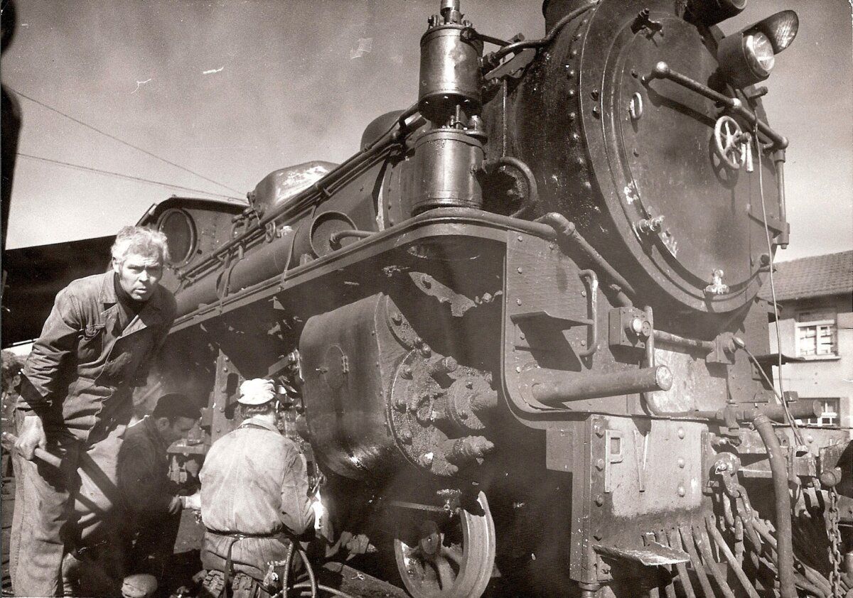 Trabajadores reparando locomotora de vapor del ferrocarril MSP