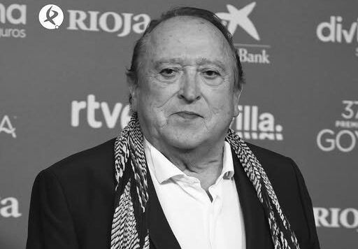 Fernando Esteso en un evento con fondo de patrocinadores