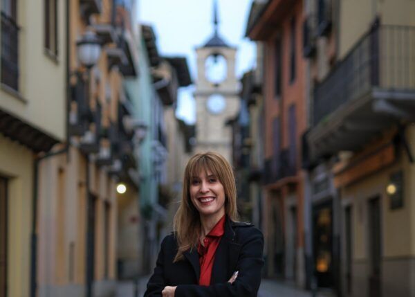 Myriam Blanco García sonriente en una calle de El Bierzo