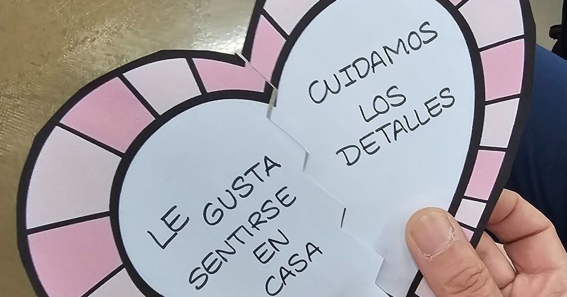Corazón de papel con mensajes sobre sentirse en casa y cuidar detalles