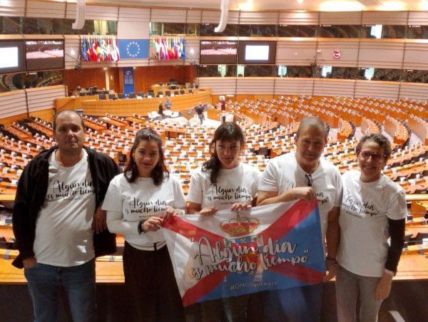 Representantes de OncoBierzo en el Parlamento Europeo con una bandera.