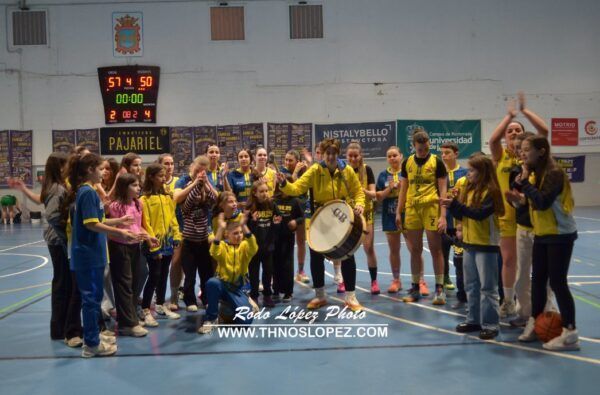Jugadoras de Embutidos Pajariel celebrando una victoria en el baloncesto
