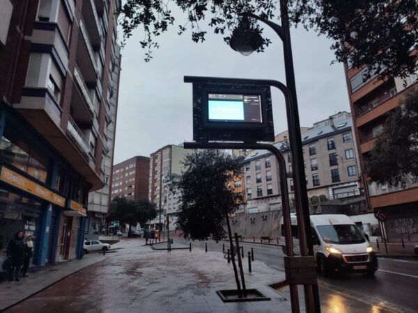 Pantalla informativa de transporte urbano en Ponferrada con mal funcionamiento