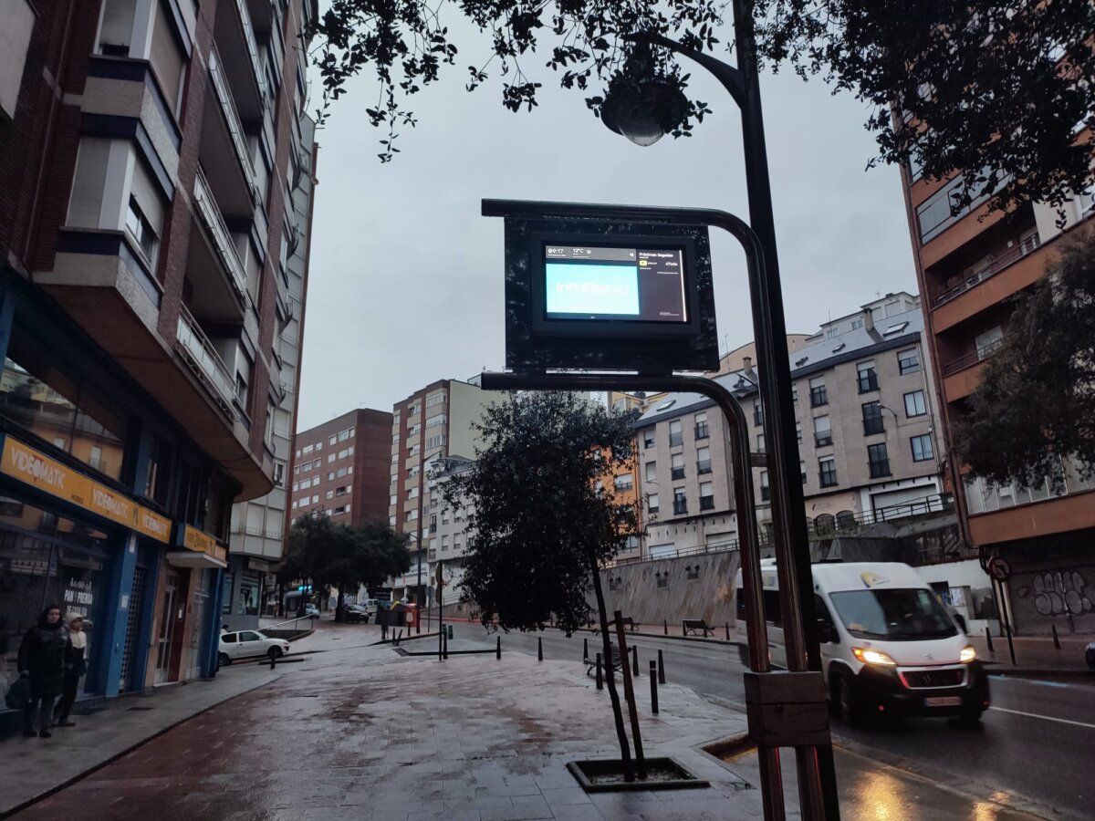 Pantalla informativa de transporte urbano en Ponferrada con mal funcionamiento
