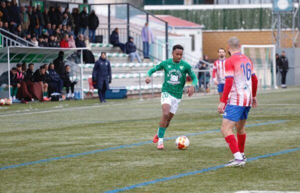 Jugador del Atlético Bembibre en partido contra Guijuelo