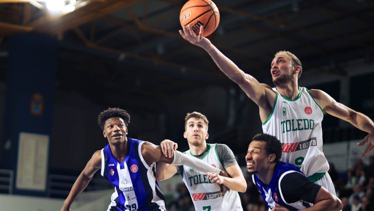 Jugadores de baloncesto en acción durante un partido en Toledo