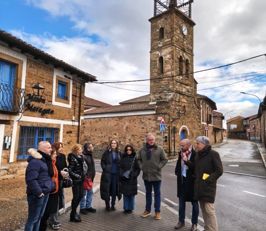 Grupo de personas junto a la Torre del Reloj en Val de San Lorenzo