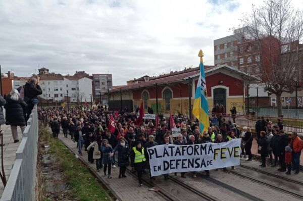 Manifestación de la Plataforma en Defensa de FEVE en León con pancartas