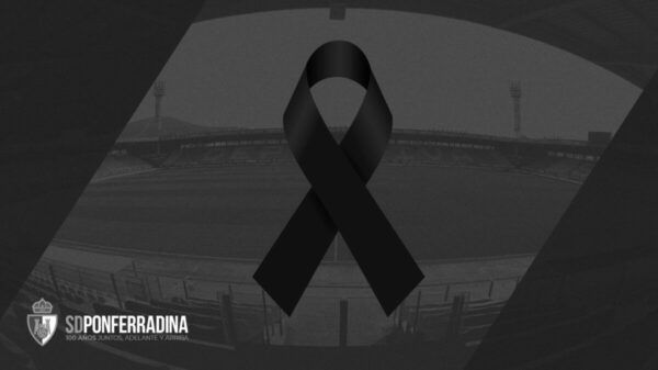 Estadio de la Ponferradina con cinta negra en señal de luto