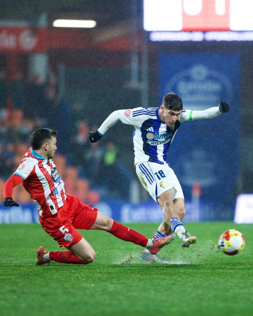 Jugadores de la SD Ponferradina y CD Lugo en un partido de fútbol