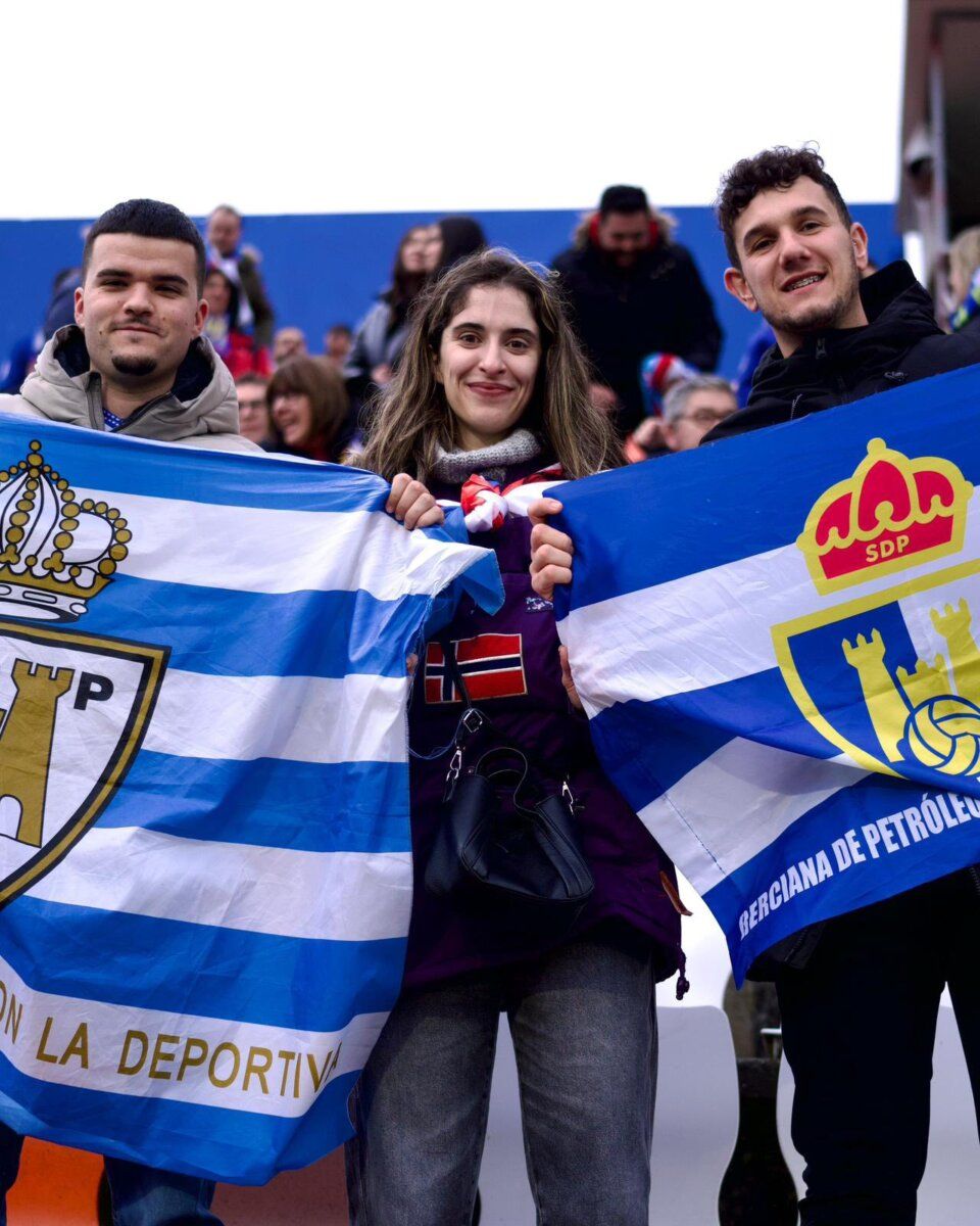 Aficionados de la SD Ponferradina con banderas en un partido