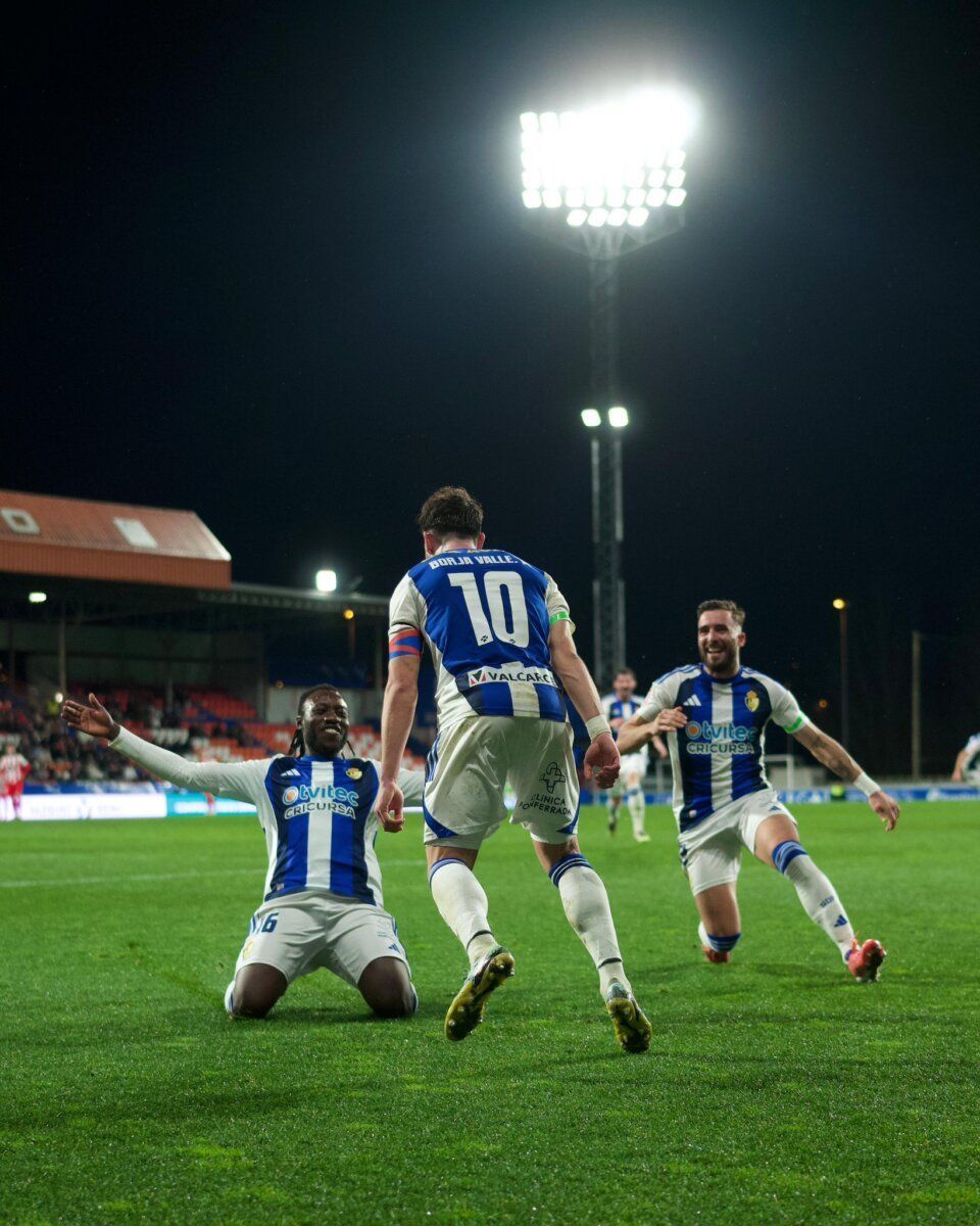 Jugadores de la SD Ponferradina celebrando un gol en el partido contra el CD Lugo